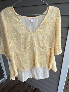 Joe Fresh Light Yellow Floral V-Neck flowy Peplum top. Half sleeve. Medium